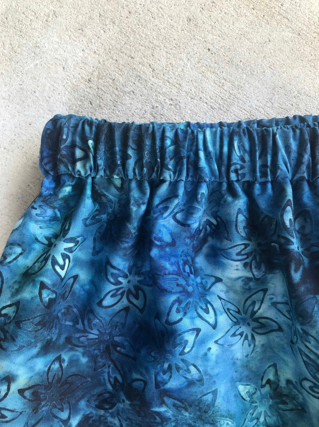 BLUE FLOWER BATIK SYDNEY SHORTS